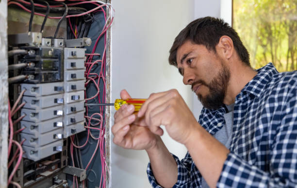 Best Affordable Emergency Electrician  in Country Clu, FL